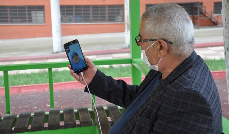 Sokağa çıkınca torunlarıyla görüntülü bayramlaştılar