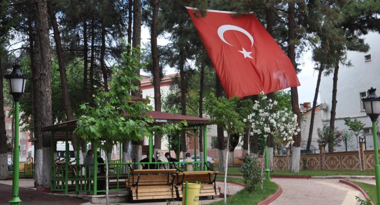 Sokağa çıkınca torunlarıyla görüntülü bayramlaştılar