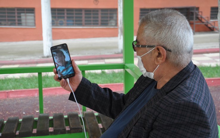 Sokağa çıkınca torunlarıyla görüntülü bayramlaştılar