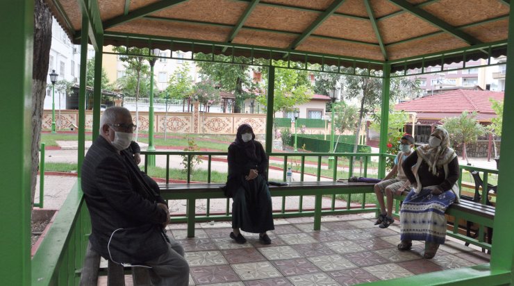 Sokağa çıkınca torunlarıyla görüntülü bayramlaştılar