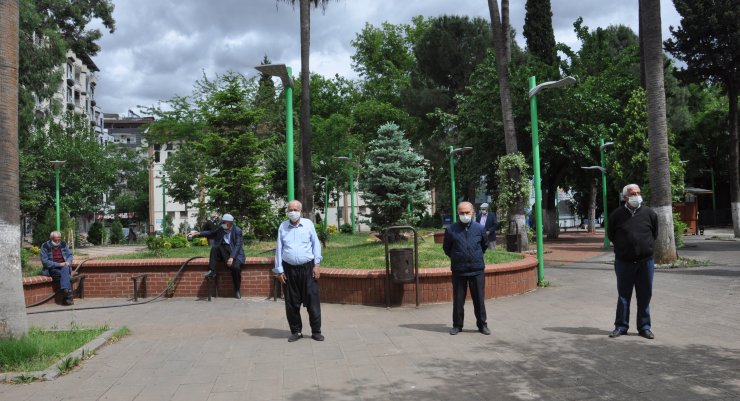 Sokağa çıkınca torunlarıyla görüntülü bayramlaştılar