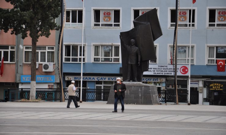 Sokağa çıkınca torunlarıyla görüntülü bayramlaştılar
