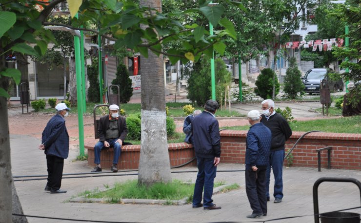 Sokağa çıkınca torunlarıyla görüntülü bayramlaştılar