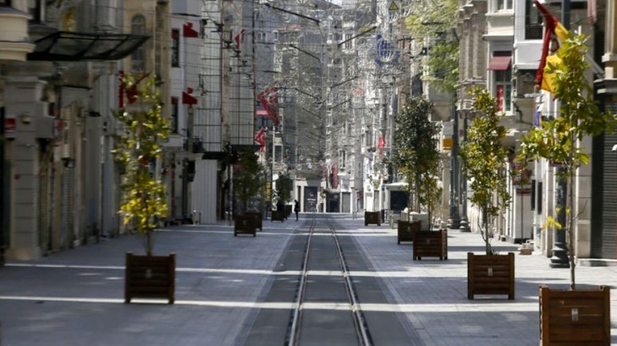 Arabada çekirdek çitleyerek gezintiye çıkan 3 kişi polise yakalandı