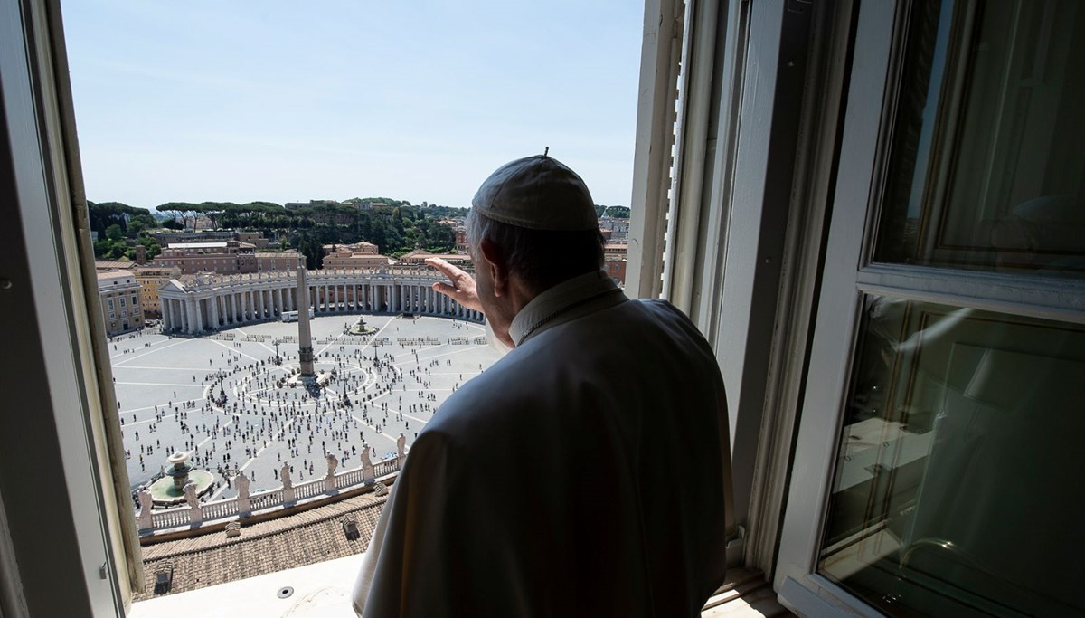 Papa Francis 3 ay sonra ilk kez meydandakileri kutsadı!