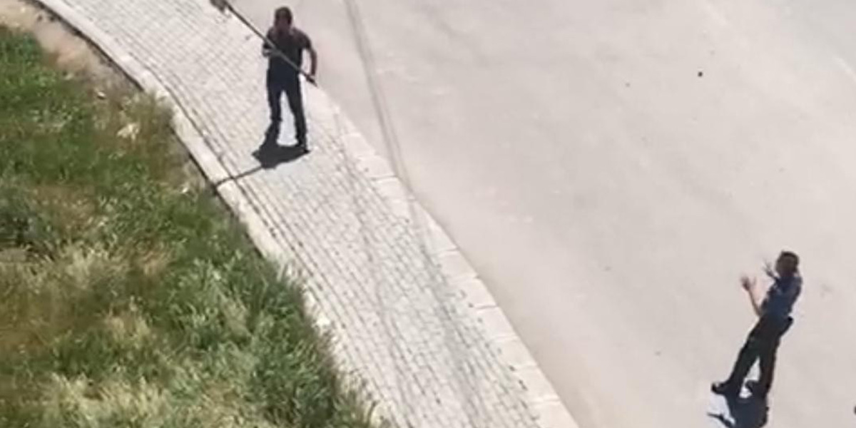 Akli dengesi yerinde olmayan şahıs polise kürekle saldırdı