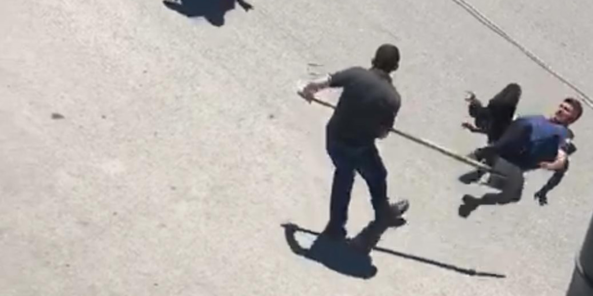 Akli dengesi yerinde olmayan şahıs polise kürekle saldırdı