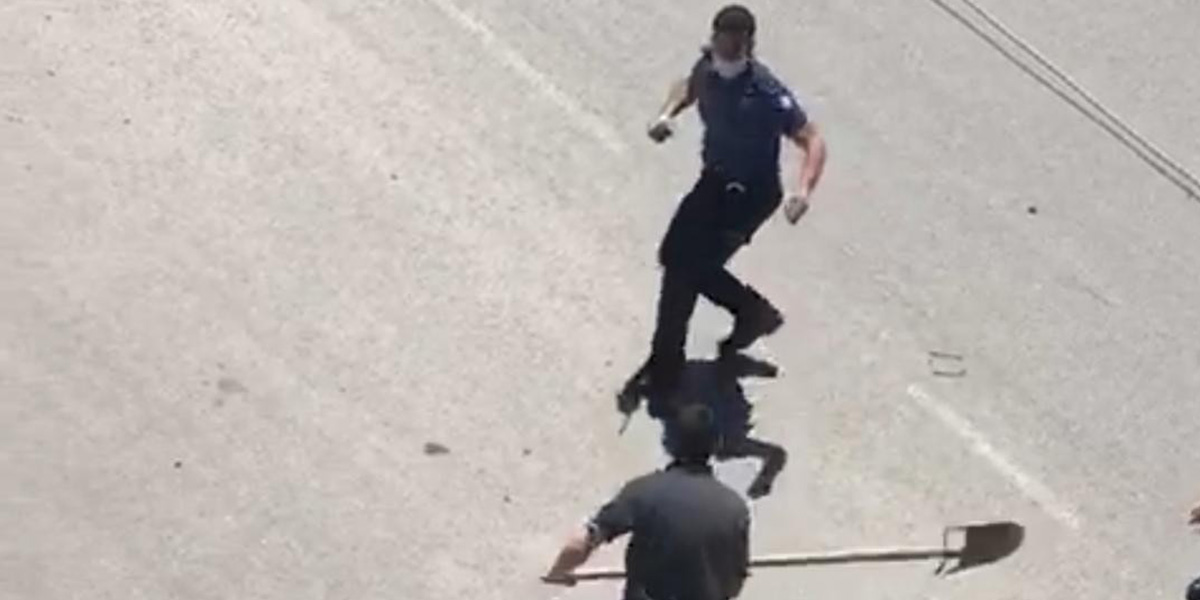 Akli dengesi yerinde olmayan şahıs polise kürekle saldırdı