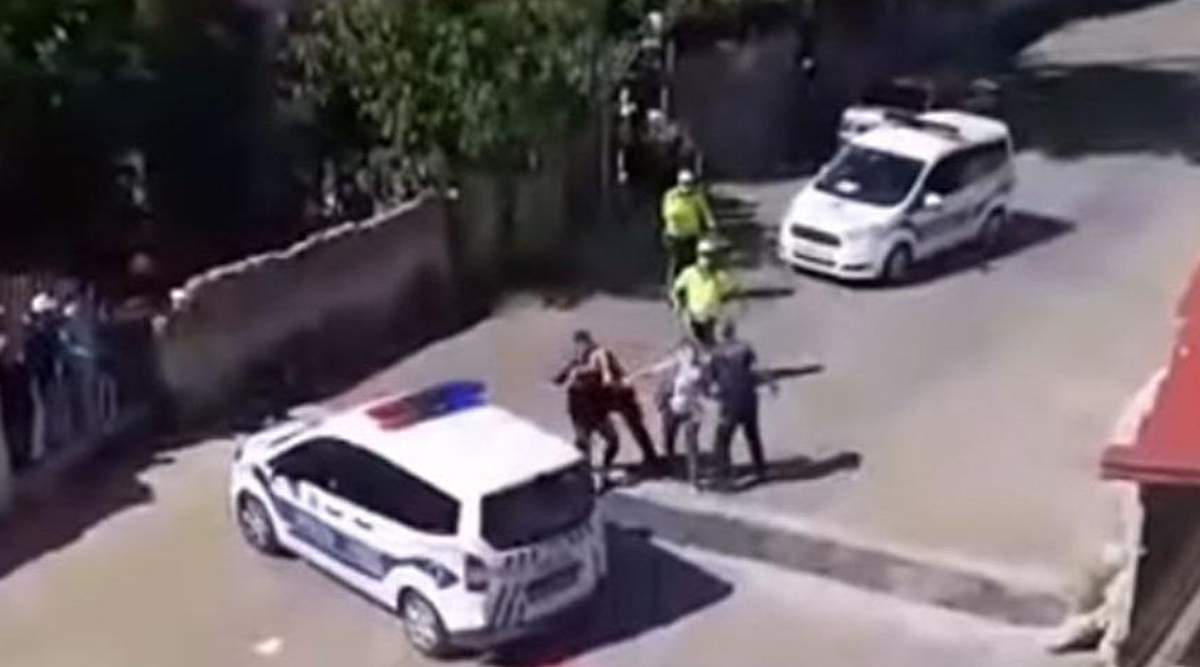 Evlerinin önünde oturan aileye Ramazan Bayramı'nda polis darbı! 