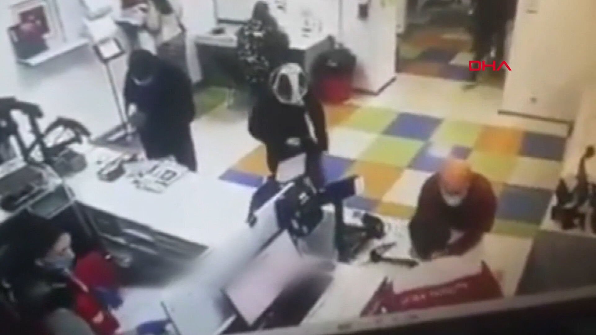 Pantolonunu çıkarıp iç çamaşırını maske olarak taktı!