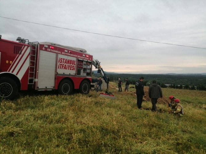 4 metrelik kuyuya düşen gebe ineği kurtarma çalışmaları havadan görüntülendi