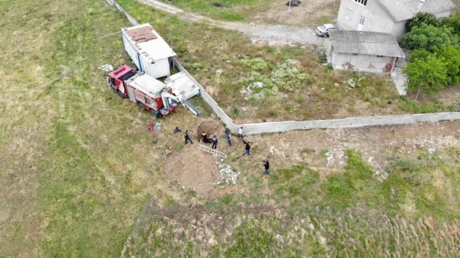 4 metrelik kuyuya düşen gebe ineği kurtarma çalışmaları havadan görüntülendi