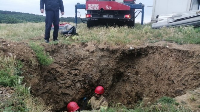 4 metrelik kuyuya düşen gebe ineği kurtarma çalışmaları havadan görüntülendi