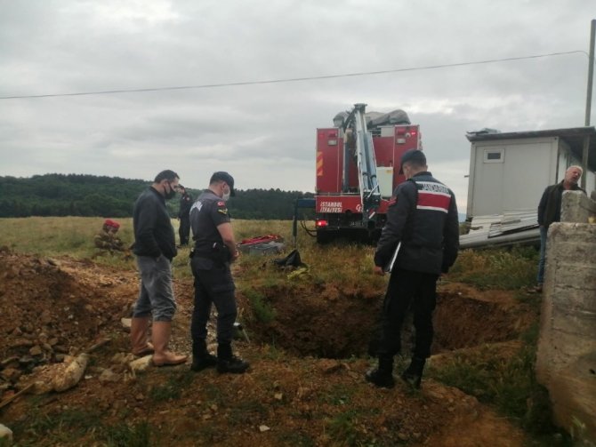 4 metrelik kuyuya düşen gebe ineği kurtarma çalışmaları havadan görüntülendi