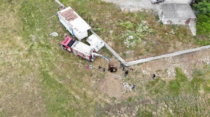 4 metrelik kuyuya düşen gebe ineği kurtarma çalışmaları havadan görüntülendi
