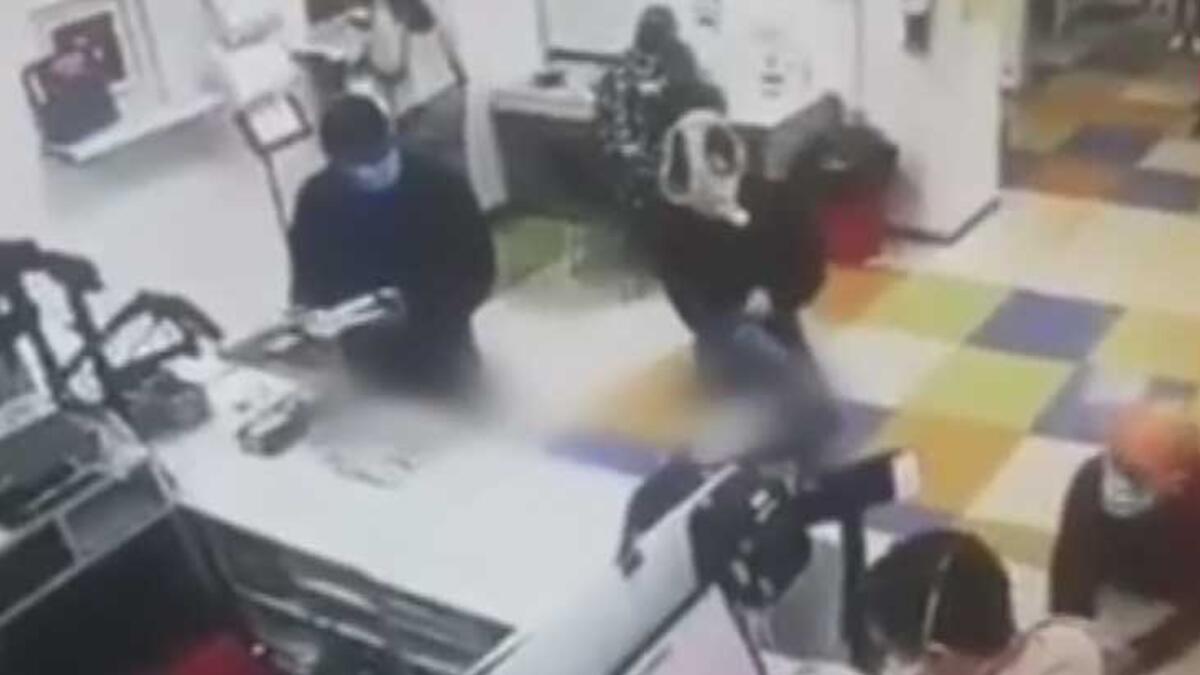 Pantolonunu çıkarıp iç çamaşırını maske olarak taktı!