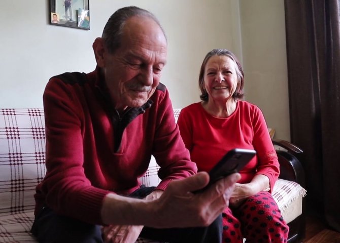 65 yaş üstü vatandaşlar yakınları ile görüntülü konuştu