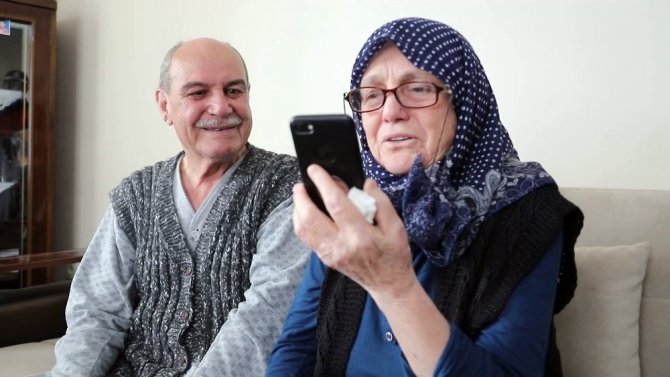 65 yaş üstü vatandaşlar yakınları ile görüntülü konuştu