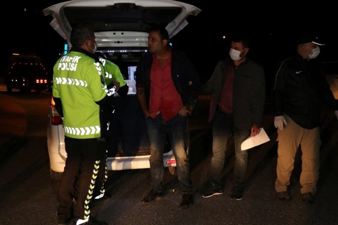 Alkollü sürücü kaza yaptı, polisten kaçarken tarlaya yuvarlandı