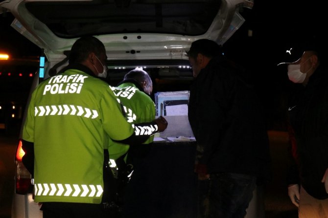 Alkollü sürücü kaza yaptı, polisten kaçarken tarlaya yuvarlandı