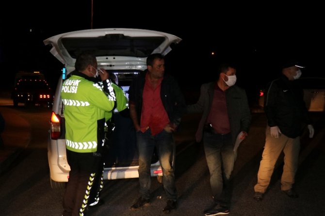 Alkollü sürücü kaza yaptı, polisten kaçarken tarlaya yuvarlandı