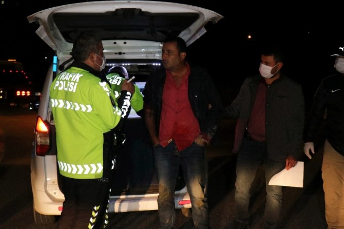 Alkollü sürücü kaza yaptı, polisten kaçarken tarlaya yuvarlandı