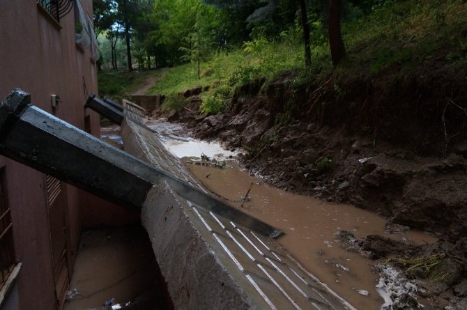 Batman’da sağanak yağış nedeni ile apartmanın istinat duvarı çöktü! Vatandaş isyan ett
