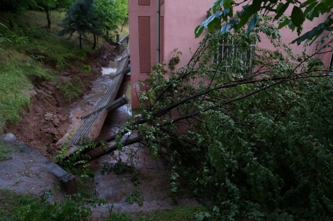 Batman’da sağanak yağış nedeni ile apartmanın istinat duvarı çöktü! Vatandaş isyan ett