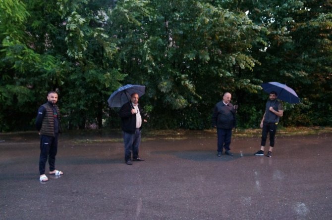 Batman’da sağanak yağış nedeni ile apartmanın istinat duvarı çöktü! Vatandaş isyan ett