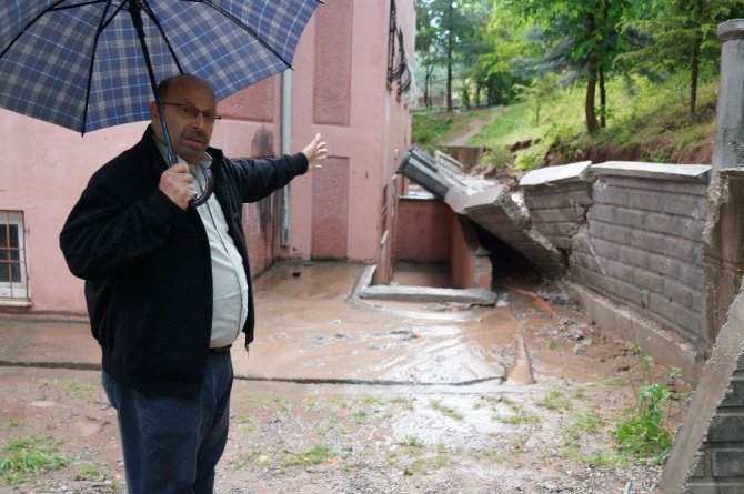 Batman’da sağanak yağış nedeni ile apartmanın istinat duvarı çöktü! Vatandaş isyan ett