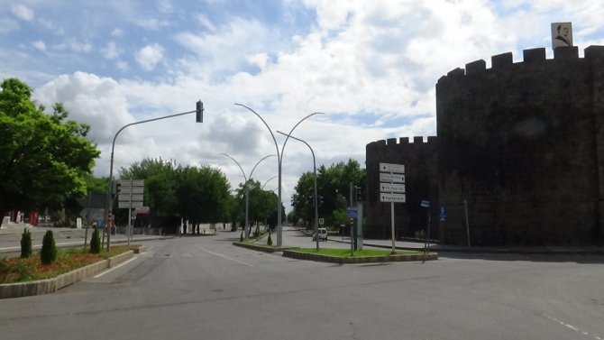 Diyarbakır sokakları kısıtlamanın 3’üncü günü bomboş