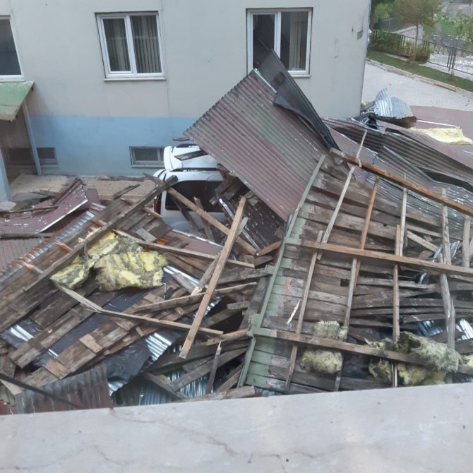 Hakkari'de fırtına çatıları uçurdu, dev Türk bayrağına zarar verdi