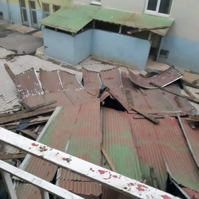 Hakkari'de fırtına çatıları uçurdu, dev Türk bayrağına zarar verdi