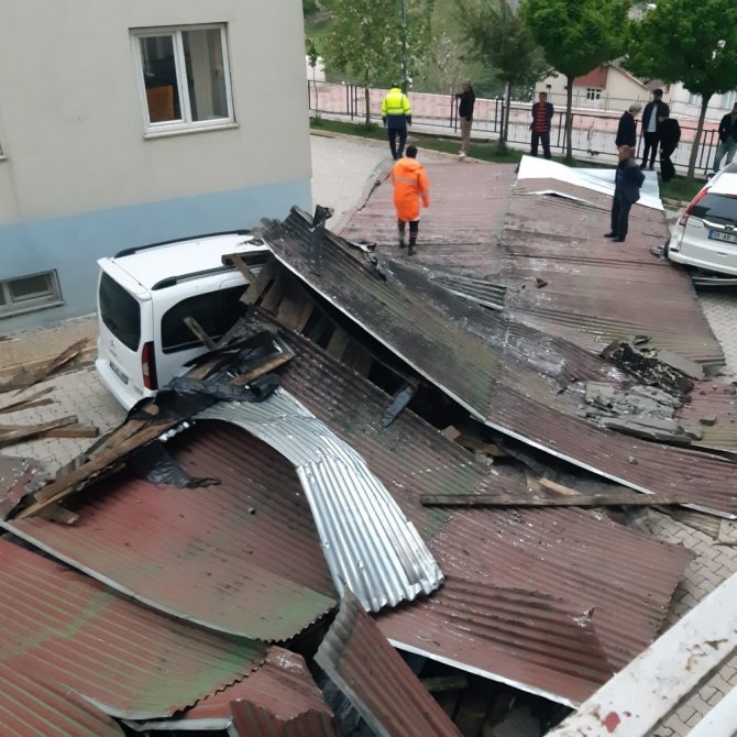 Hakkari'de fırtına çatıları uçurdu, dev Türk bayrağına zarar verdi