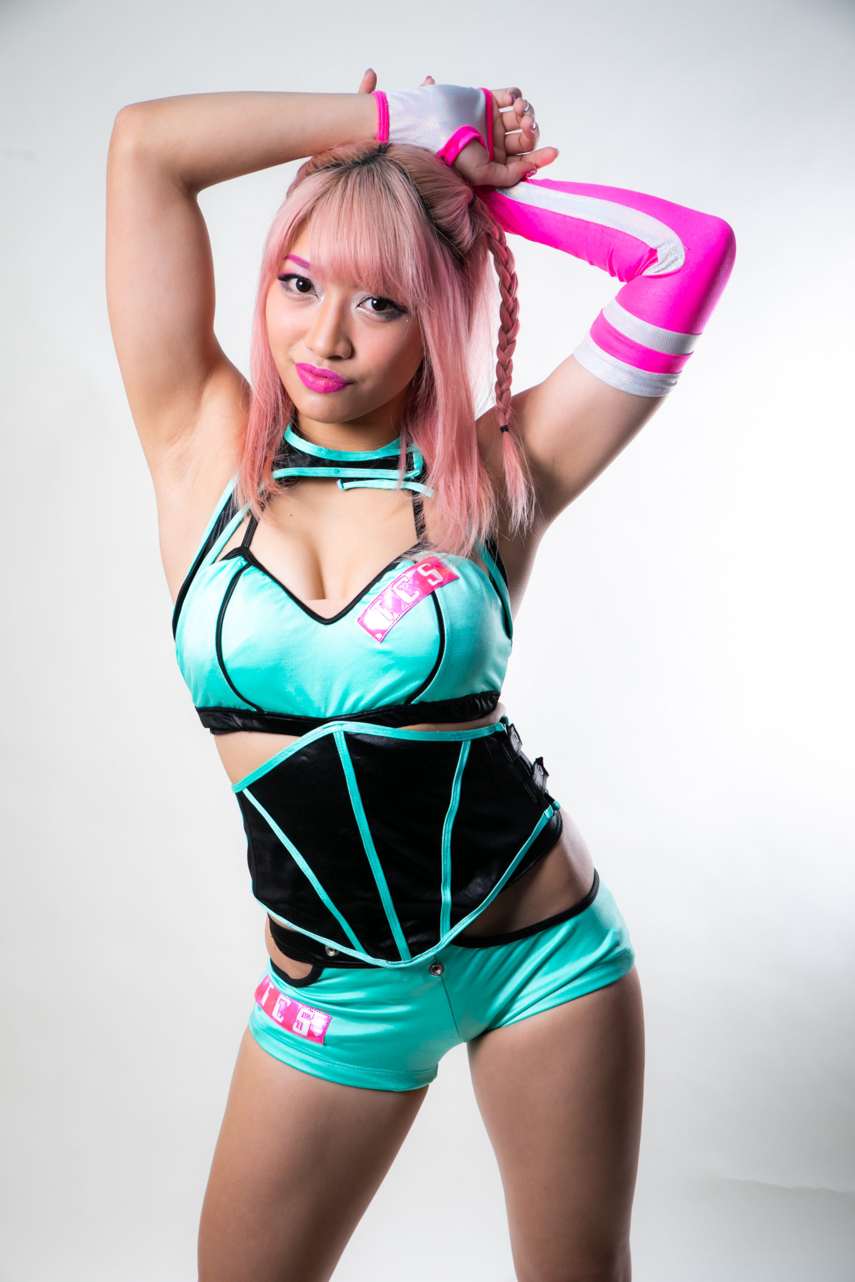 Netflix yıldızı ünlü güreşçi genç kız, yediği linçler yüzünden intihar etti!