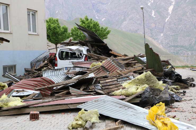 Korkunç fırtınada çatılar uçtu, taksi durağı kulübesi yerinden söküldü