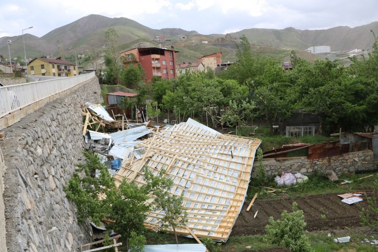 Korkunç fırtınada çatılar uçtu, taksi durağı kulübesi yerinden söküldü