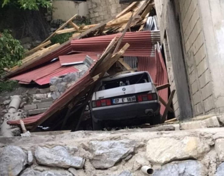 Korkunç fırtınada çatılar uçtu, taksi durağı kulübesi yerinden söküldü