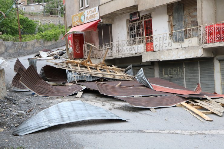 Korkunç fırtınada çatılar uçtu, taksi durağı kulübesi yerinden söküldü