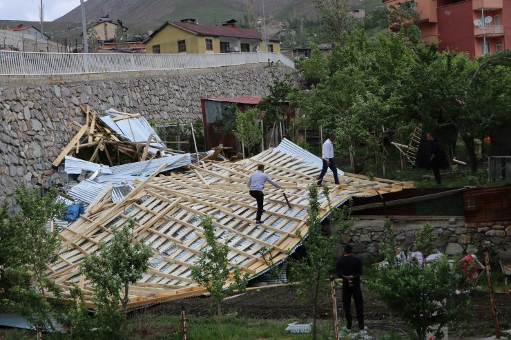 Korkunç fırtınada çatılar uçtu, taksi durağı kulübesi yerinden söküldü