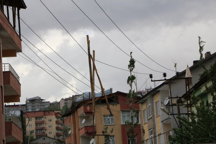 Korkunç fırtınada çatılar uçtu, taksi durağı kulübesi yerinden söküldü