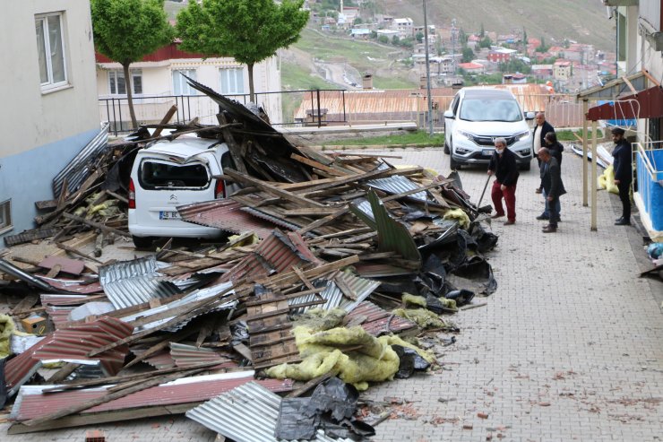 Korkunç fırtınada çatılar uçtu, taksi durağı kulübesi yerinden söküldü