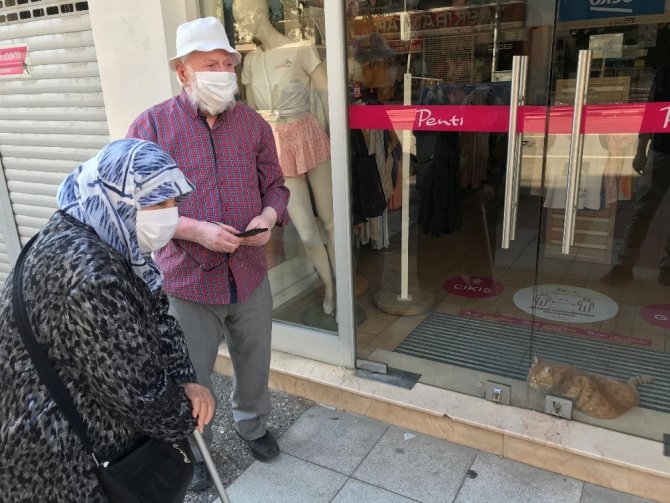 Mağazada 2 gün boyunca mahsur kalan kediyi kurtardırlar