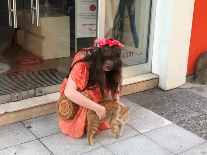 Mağazada 2 gün boyunca mahsur kalan kediyi kurtardırlar