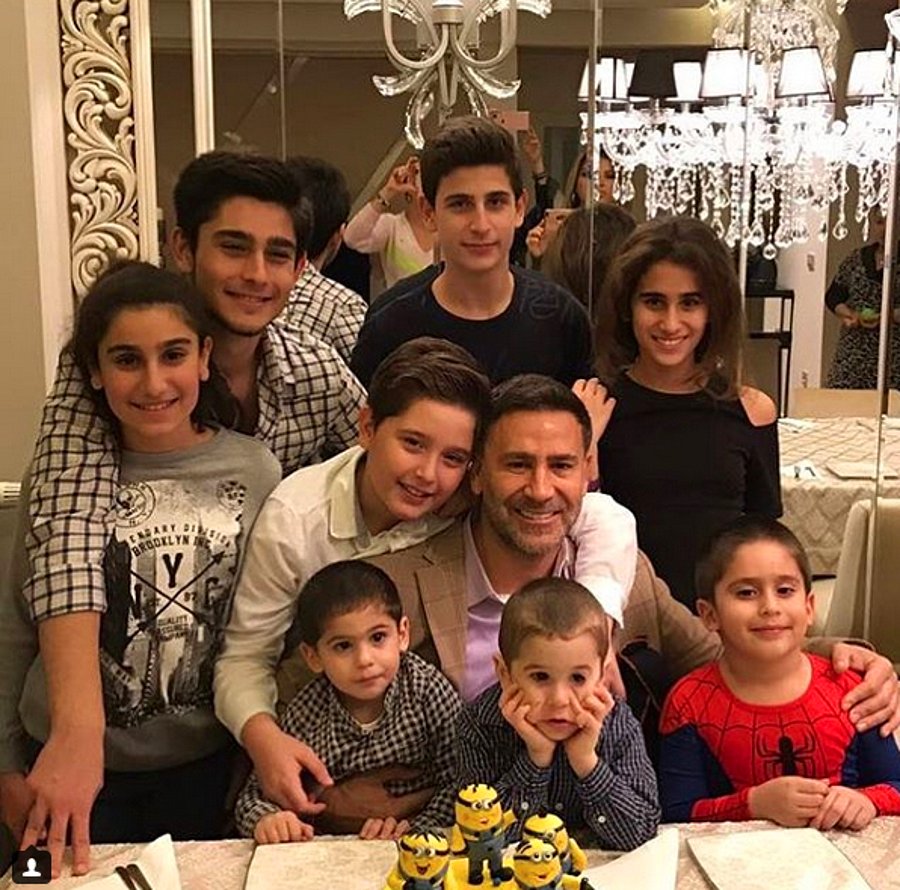 İzzet Yıldızhan'dan 9 çocuğa birden 100 dolarlık bayram harçlığı!