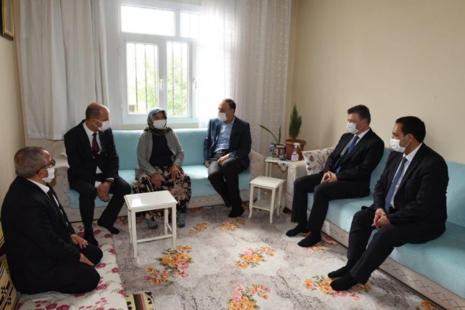 Şanlıurfa Valisi Erin'den şehit aileleri ile görevi başındaki polislere bayram ziyareti