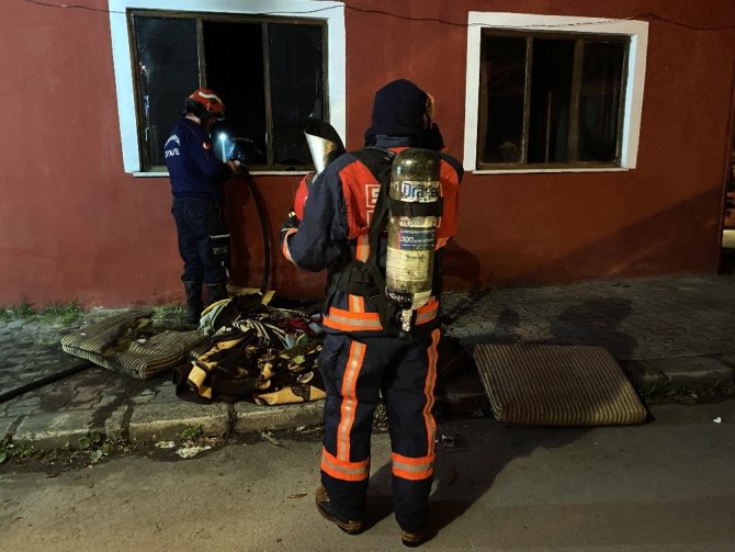 Sokağa çıkma kısıtlamasında çıkan yangında evleri kül oldu