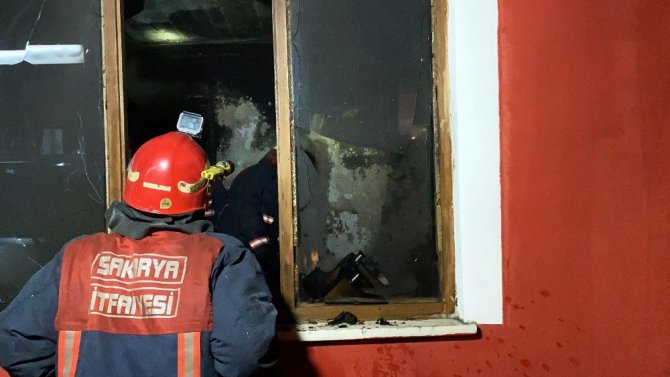 Sokağa çıkma kısıtlamasında çıkan yangında evleri kül oldu