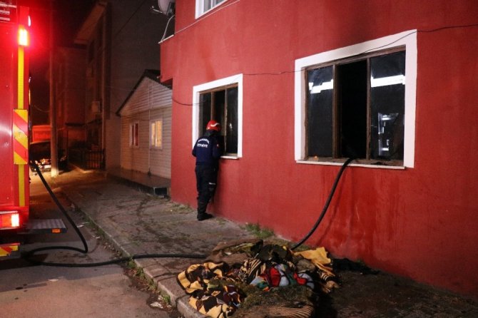 Sokağa çıkma kısıtlamasında çıkan yangında evleri kül oldu