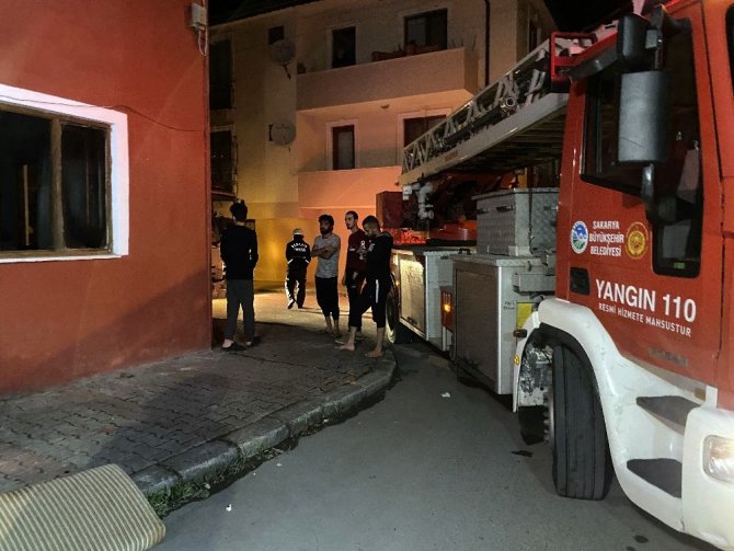Sokağa çıkma kısıtlamasında çıkan yangında evleri kül oldu